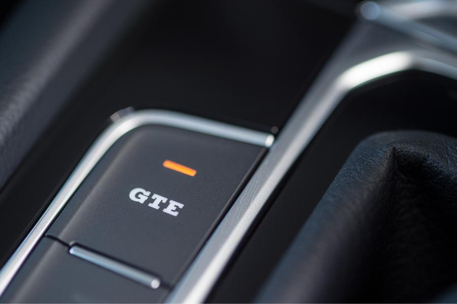 Детали интерьера Volkswagen Passat Estate GTE 2016 года  (UK) (фото 11 из 30)